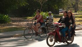 Local and tourist on the Siem